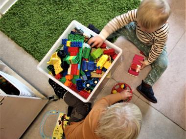 Børn leger med Lego